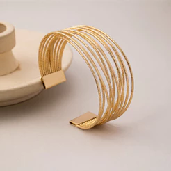 Pulseira feminina aberta em metal com linhas irregulares douradas joia feminina moderna e minimalista