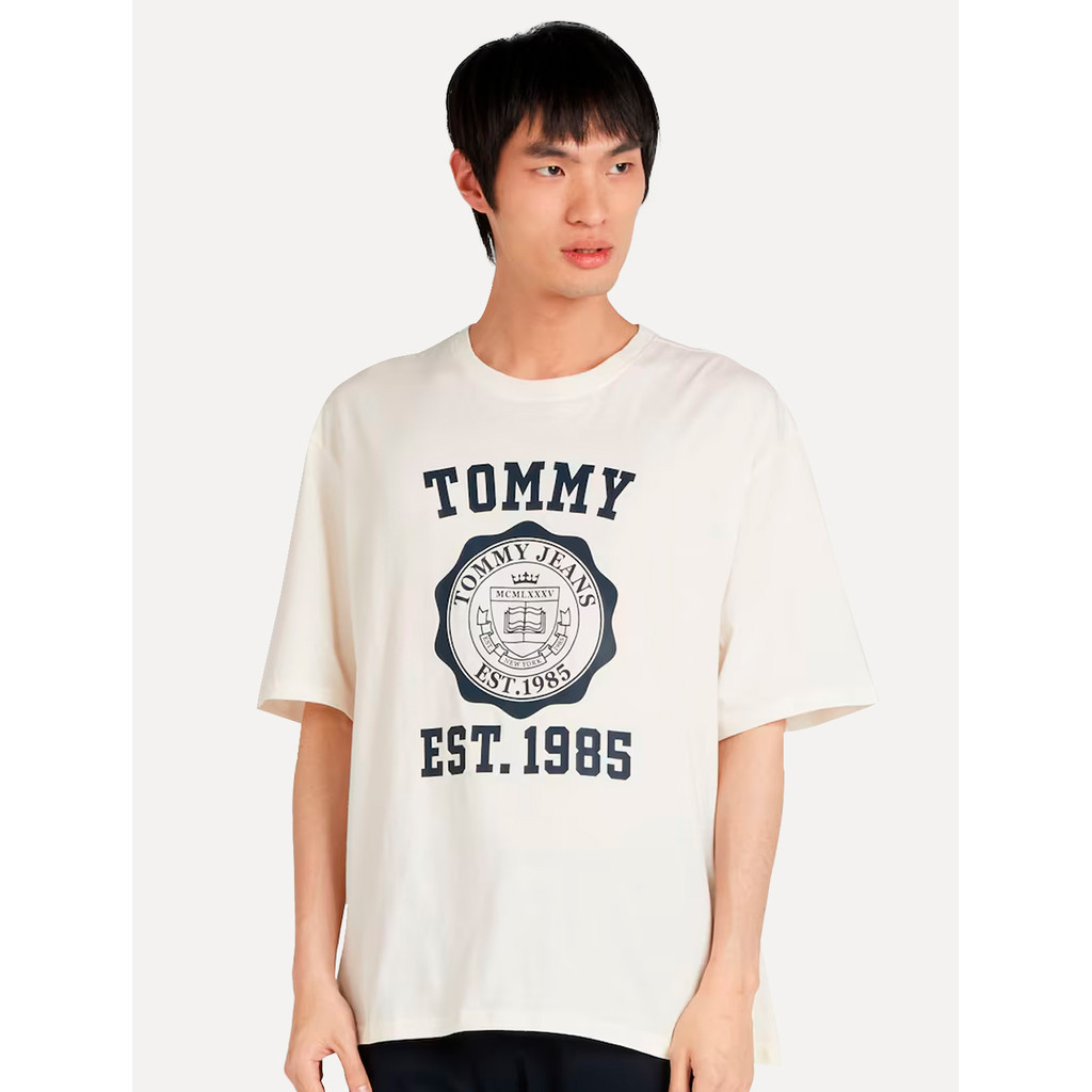Camiseta Tommy Jeans Original Masculina Oversized Varsity Badge Off-White