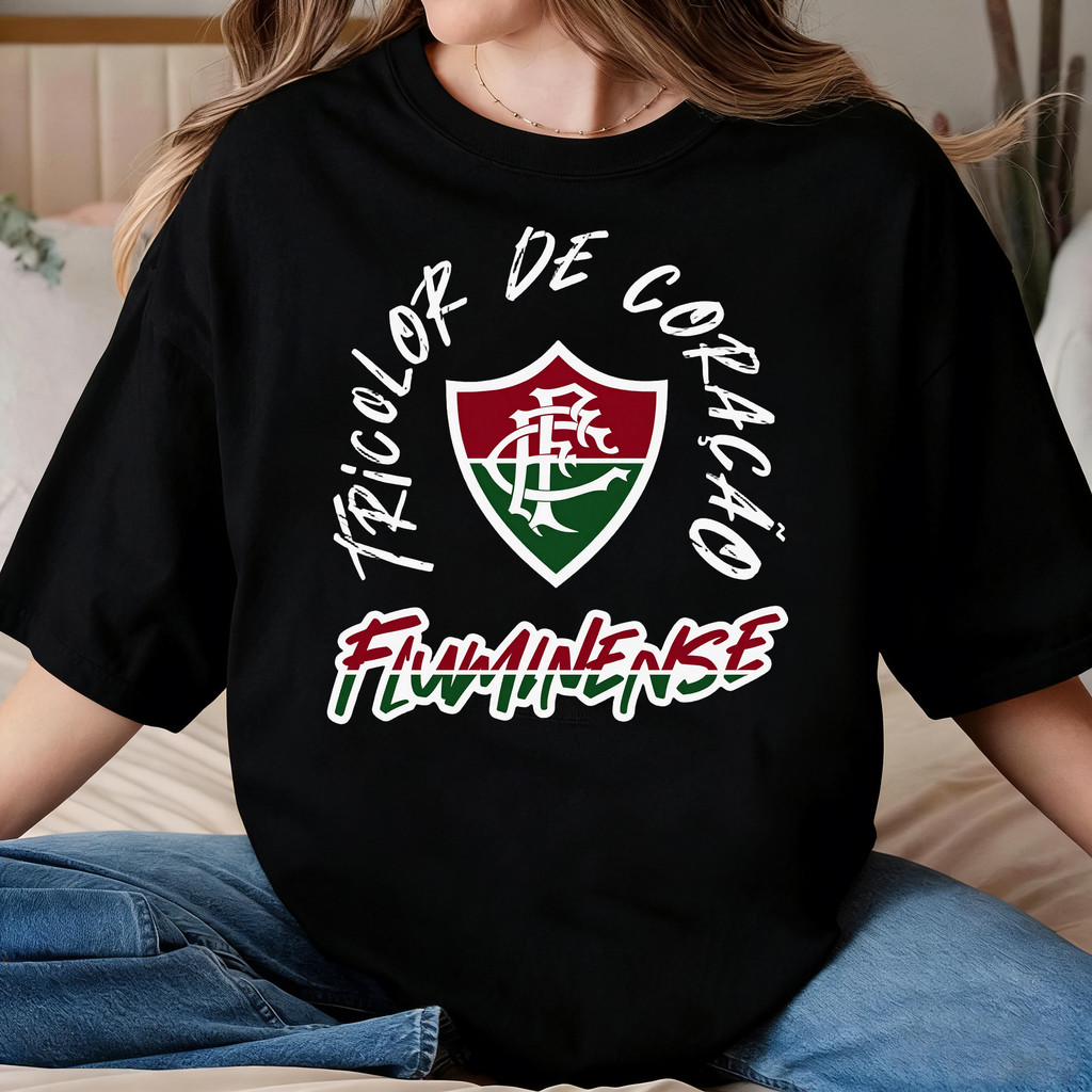Camiseta Unissex Oversized Plus Size Feminina Masculina Camisa do Fluminense  Tricolor de Coração e Escudo, Modelo Moder