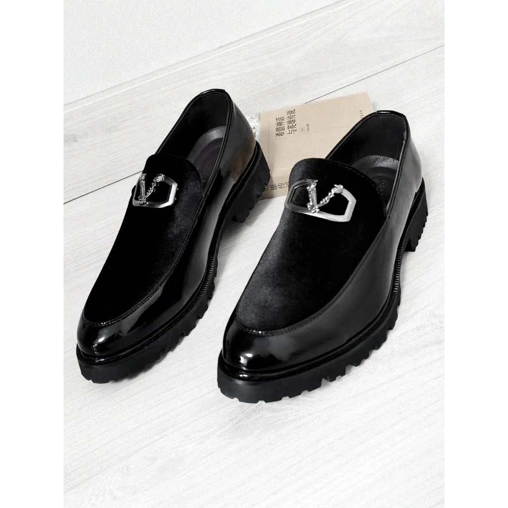 2026 Sapatos masculinos de couro com bico fino preto Sapatos masculinos de negócios britânicos casuais Slip-On sapatos d