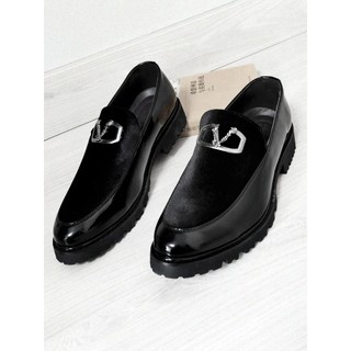 2026 Sapatos masculinos de couro com bico fino preto Sapatos masculinos de negócios britânicos casuais Slip-On sapatos d