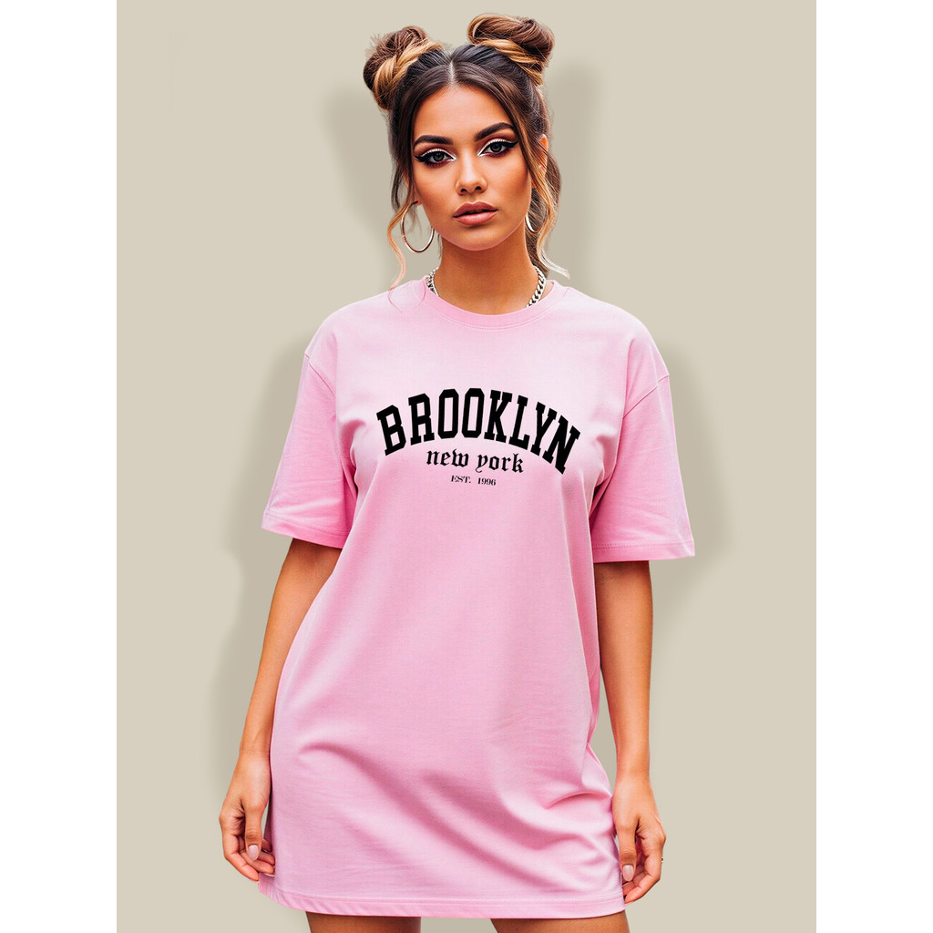 Camiseta Plus Size Feminina Trap style Estampa Brooklyn Over 100% Algodão Rosa Gola Canelada Versátil Academia Trabalho