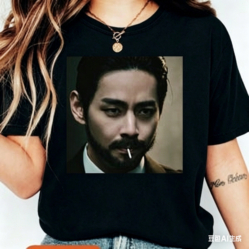 Camiseta Masculina Feminina Oversized Estampa BTS V Taehyung Foto Estilo Filme Noir Vintage Kpop T-shirt Streetwear