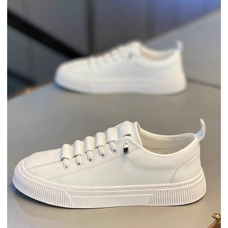 Sapatos masculinos brancos pequenos 2026 novo estilo sapatos de verão deslizamento em sapatos de couro casuais masculino