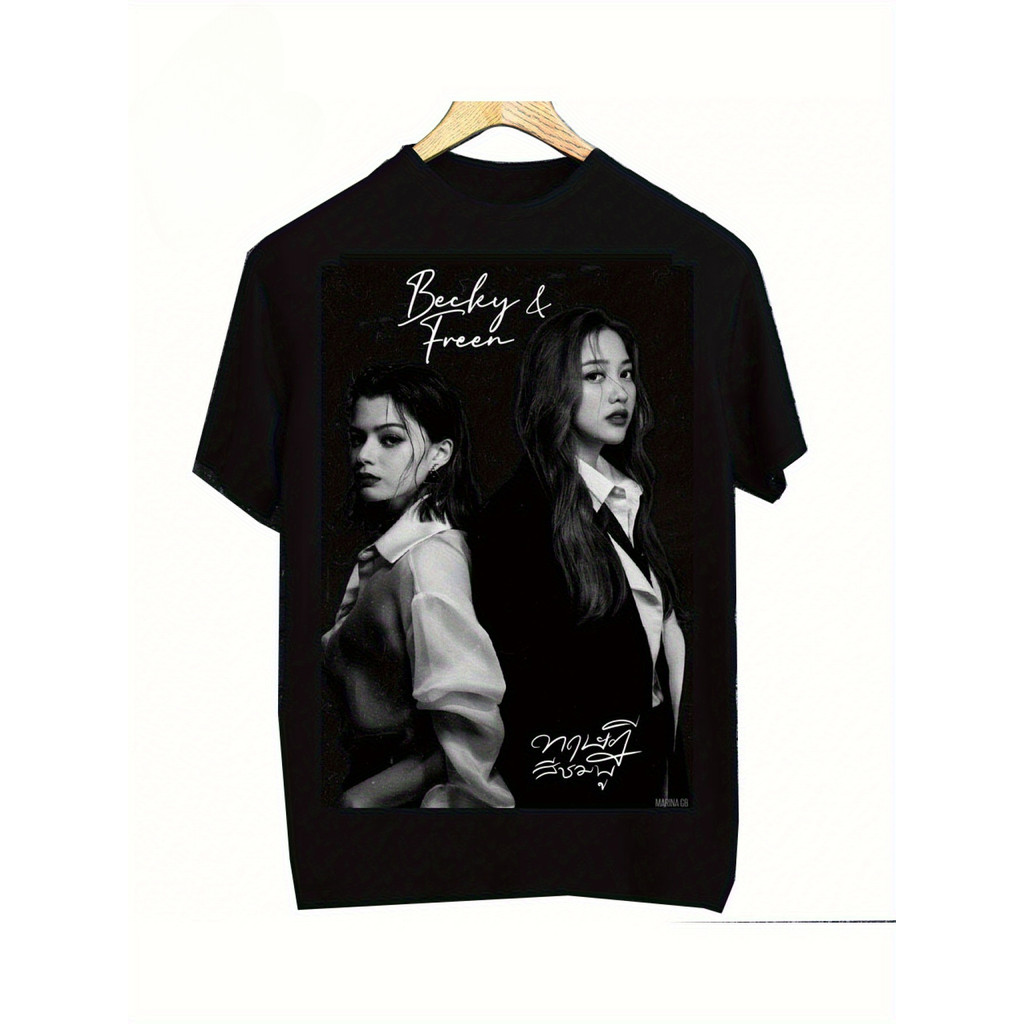 Camiseta Unissex FreenBecky & Sarocha - Preta com 'Free' Rosa e Logos da Marca, Manga Curta e Gola Redonda, Conforto par