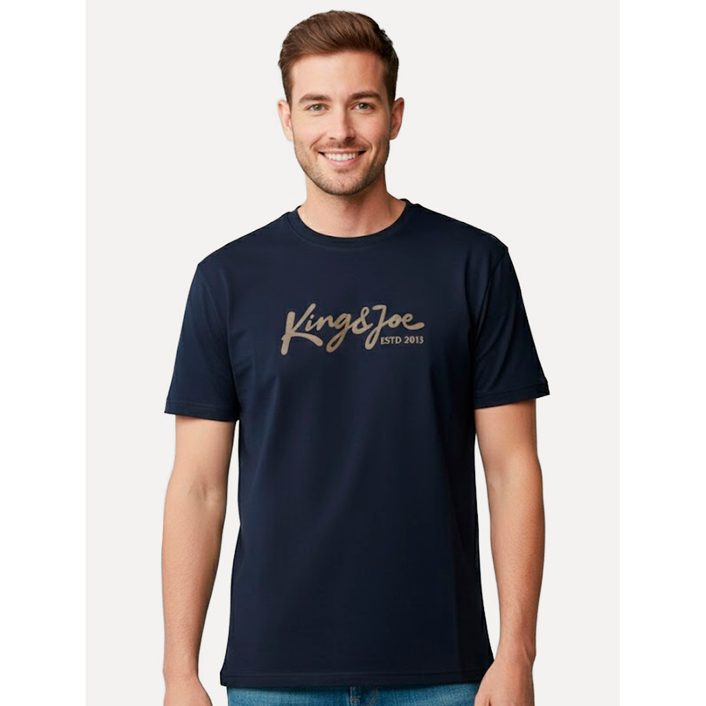 Camiseta King & Joe Original Premium Masculina Signature Logomania Estd 2013 Azu