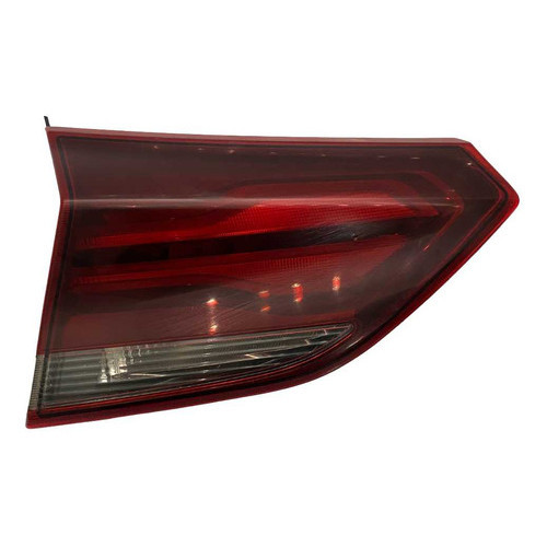 Lanterna Tampa Porta Malas Esquerda Chevrolet Tracker 2022 - Esquerdo/motorista - Vermelho