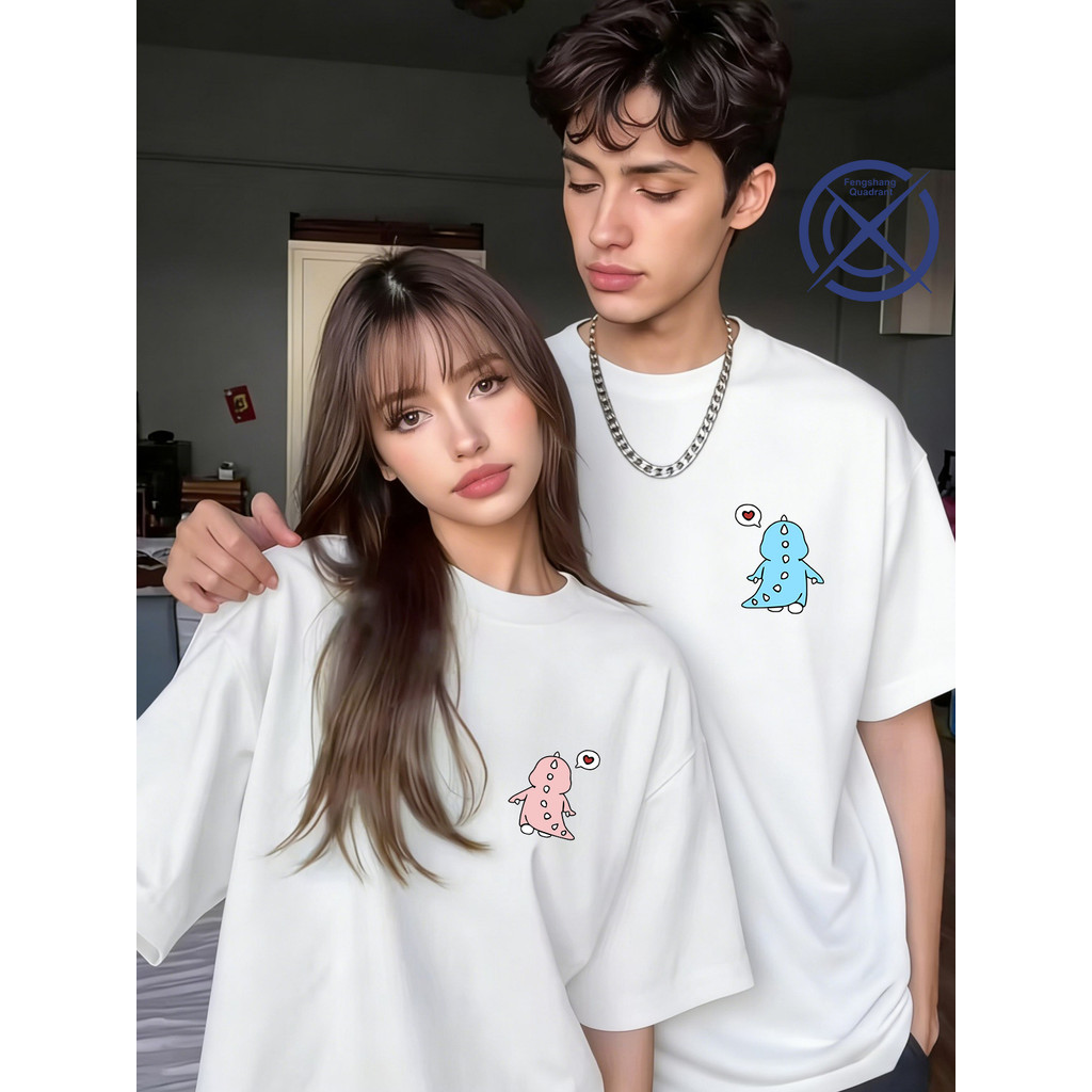 Kit Camiseta de Casal com Estampa Exclusiva de Silhueta Ambígua de Dinossauro Rosa e Azul - Presente para Namorado
