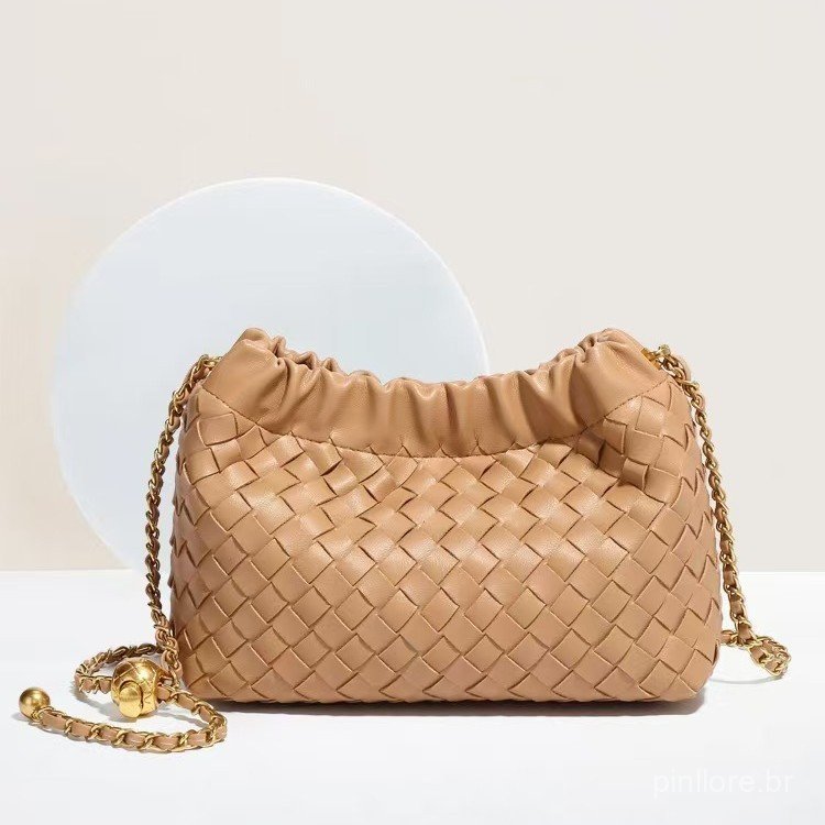 [Fornecimento exclusivo transfronteiriço] Novo estilo de bolsa de nuvem com corrente de Metal bolsa de ombro tecida à mã