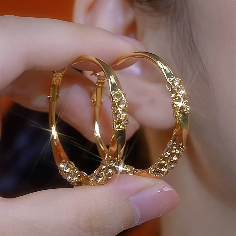 Brincos De Argola Plissados Torcidos Elegantes Com Strass Brilhantes-Postes Prateados 925 , Perfeitos Para Festas E Glam