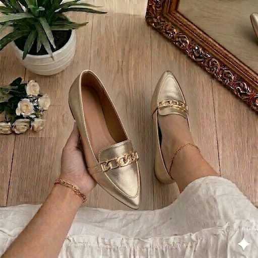 Sapatilha Mocassim Feminina Dourada Bico Fino com Corrente Elegante Confortável