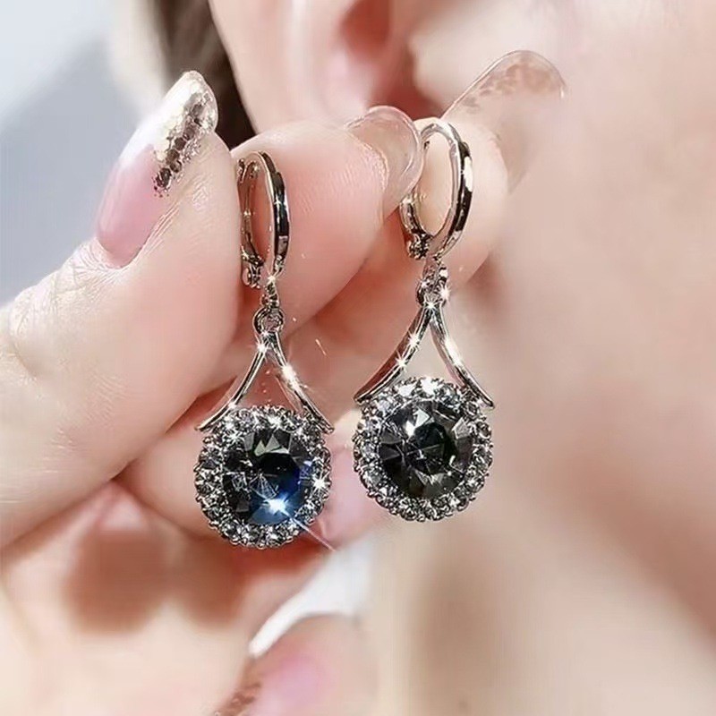 Elegantes brincos de diamante femininos, brincos de brincos de alta qualidade, luxo leve e minimalista.