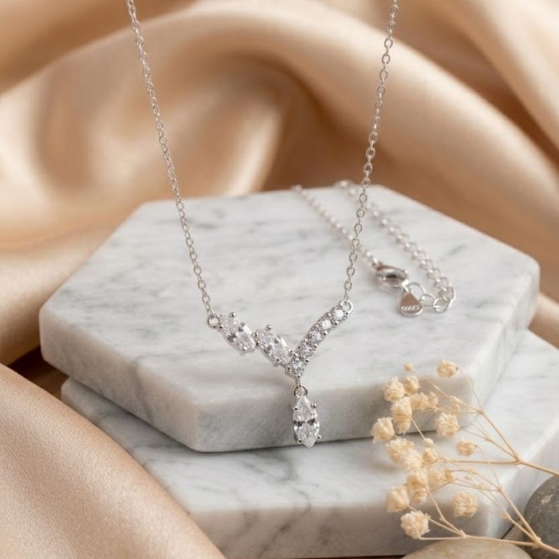Colar Gravatinha V Prata 925 Zircônia Navete Safira Cristal
