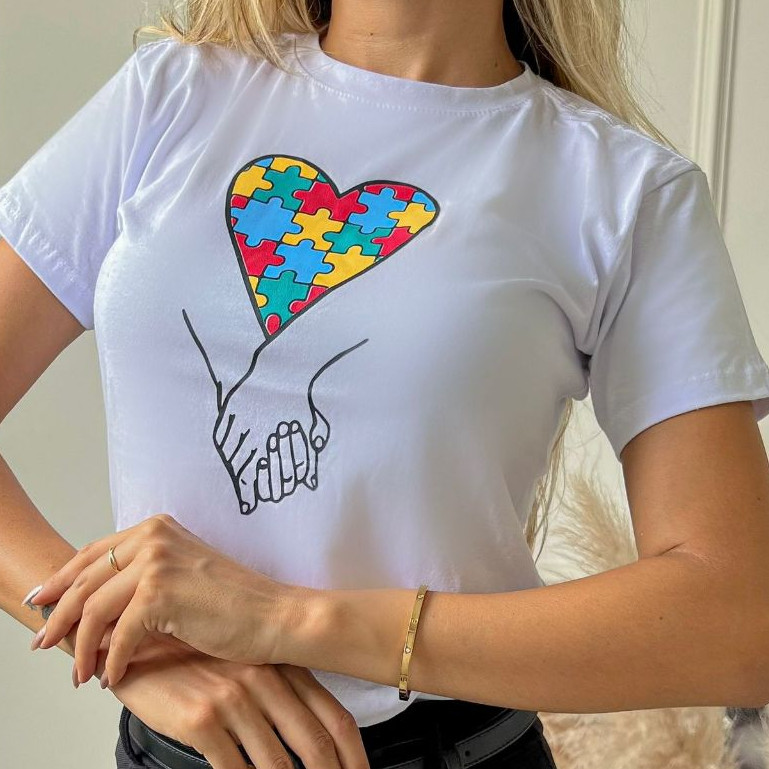 Camiseta Feminina Branca com Estampa de Coração Colorido – Algodão Confortável