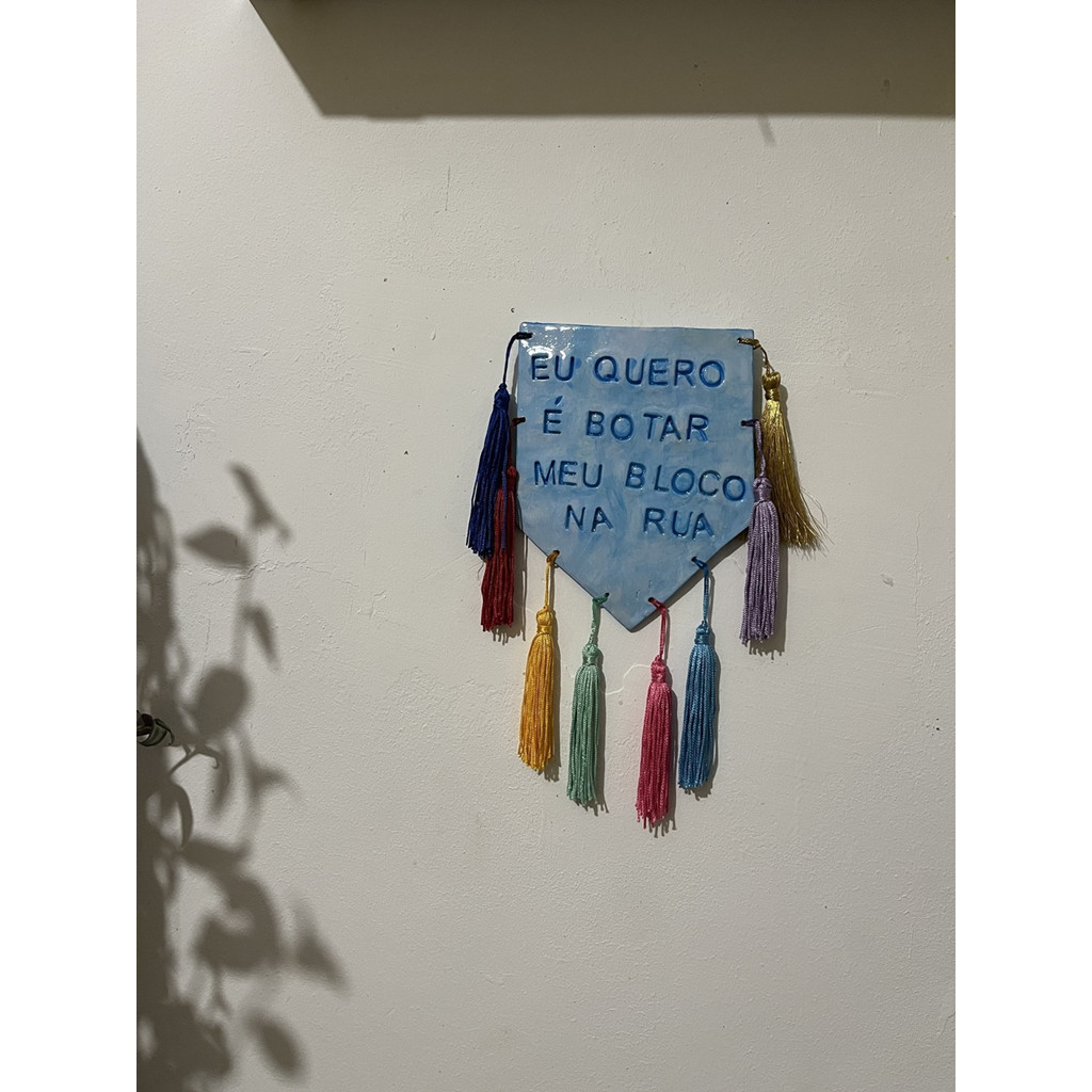 Placa Decorativa Carnavalesca "Eu Quero é Botar Meu Bloco na Rua" - Arte Artesanal Feita à Mão para Parede