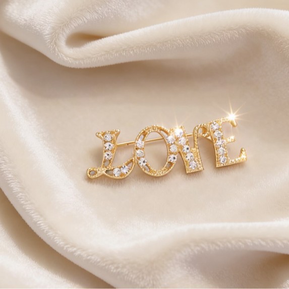 Novo produto broche de carta de amor em inglês acessórios de roupas Premium-pino para ocasiões de férias | Presente femi