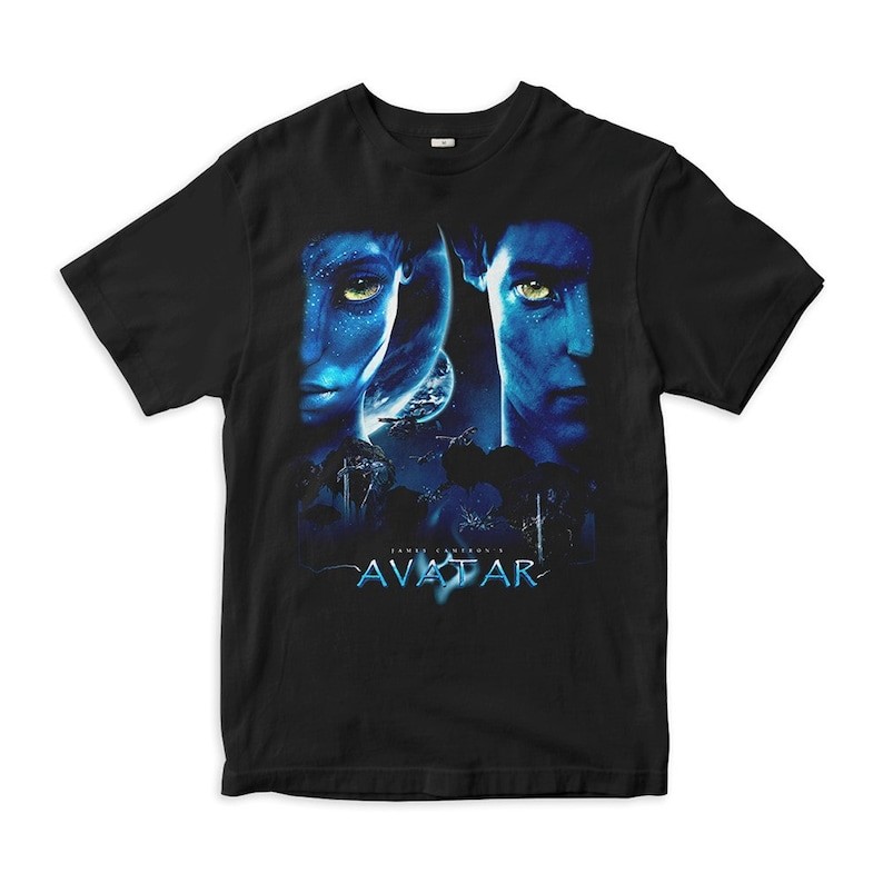 Camiseta Oversized Unissex Preta, Design de Close-up de Personagens com Cenário Interestelar de "Avatar", Camiseta