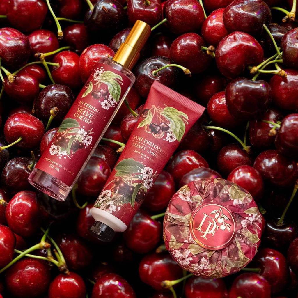 Kit Presenteável Velvet Cherry Dani Fernandes: Spray, Creme para Mãos e Sabonete em Barra