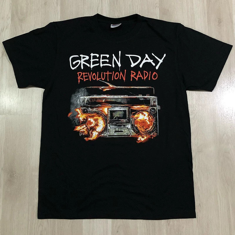 Camiseta Preta Unisex, Design com Rádio Antigo com Chamas, Textos "GREEN DAY" e "REVOLUTION RADIO", Moda Punk - Rock.