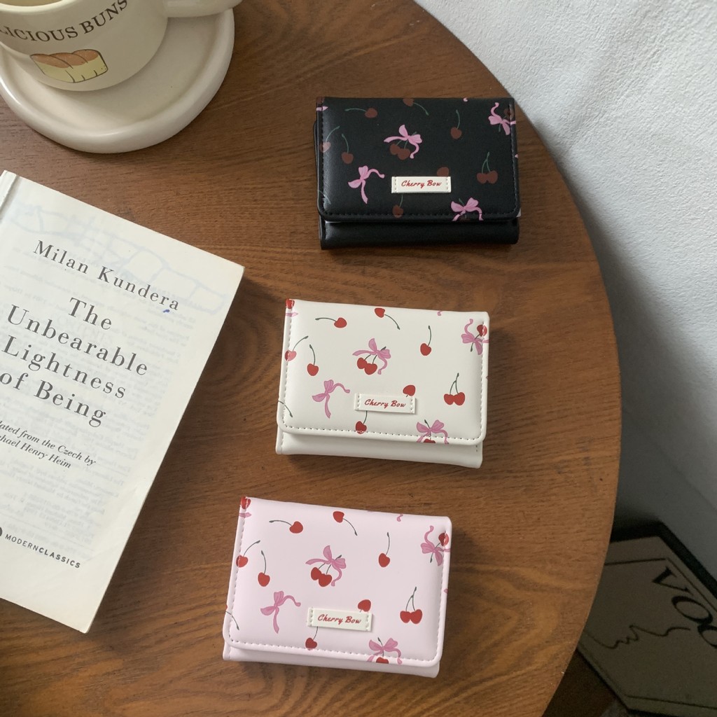 Carteira Com Três Dobras Estampa De Cereja E Laço Kawaii , Linda Bolsa Curta De Couro PU Fecho De Pressão , Mini Carteir