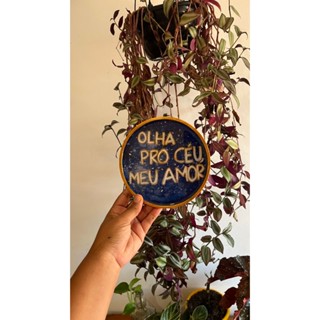 Quadrinho Redondo Decorativo "Olha Pro Céu Meu Amor" - Arte Artesanal feita a mão para Parede (16x16 cm) em Oferta na Shopee