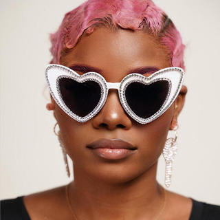 Óculos de sol femininos com lentes em formato de coração e aplicações de strass, design exclusivo com detalhes em forma 