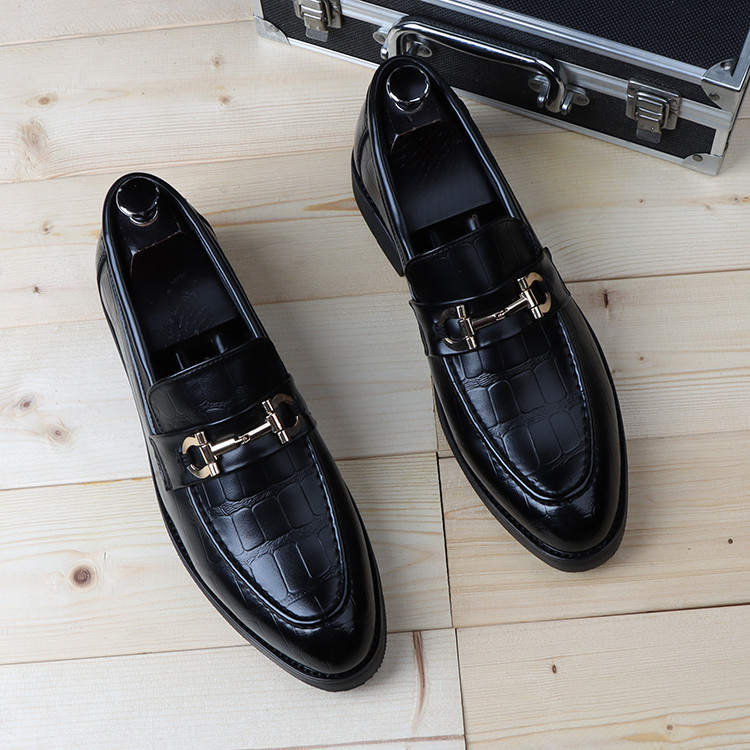 Sapatos de couro Horsebit masculinos bico fino versão coreana britânica aumento interno Slip-On sapatos masculinos estil