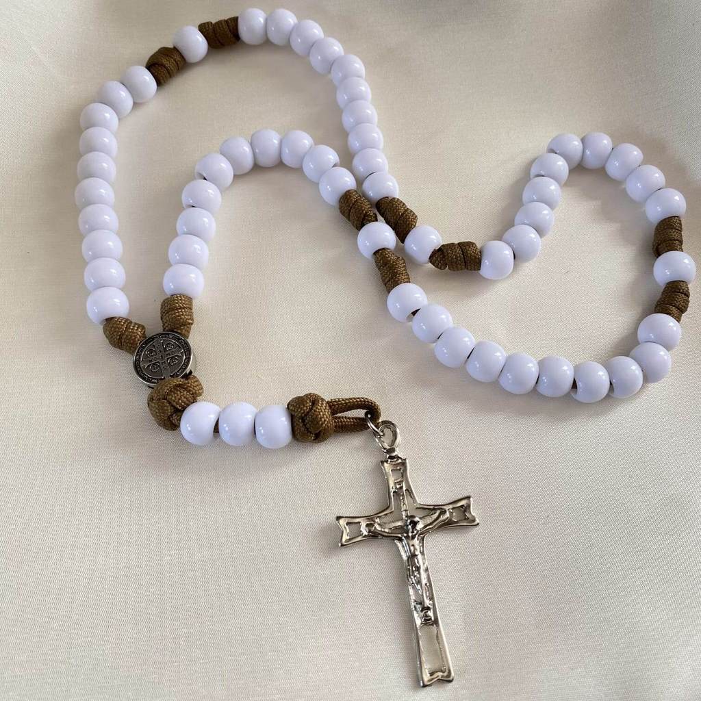 Terço de Paracord 550 Bege com medalha de São Bento em conta branca acrílica 12mm