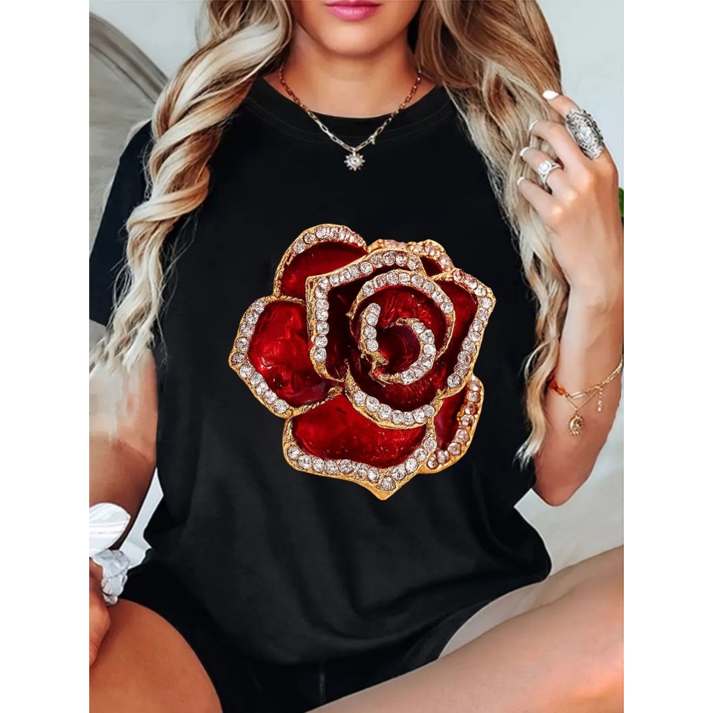 Camiseta 100% algodão com estampa rosa vermelha - preta com bordô dourado acento manga curta gola redonda