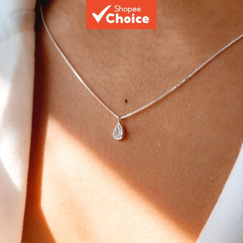 Colar de prata com pingente em formato de lágrima, com um toque sofisticado e refinado, ideal para destacar o colarinho