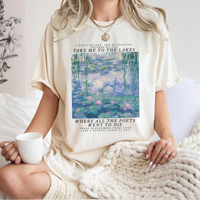 Camiseta casual feminina de verão com estampa retrô de paisagem floral no centro e texto em volta, feita de tecido confo