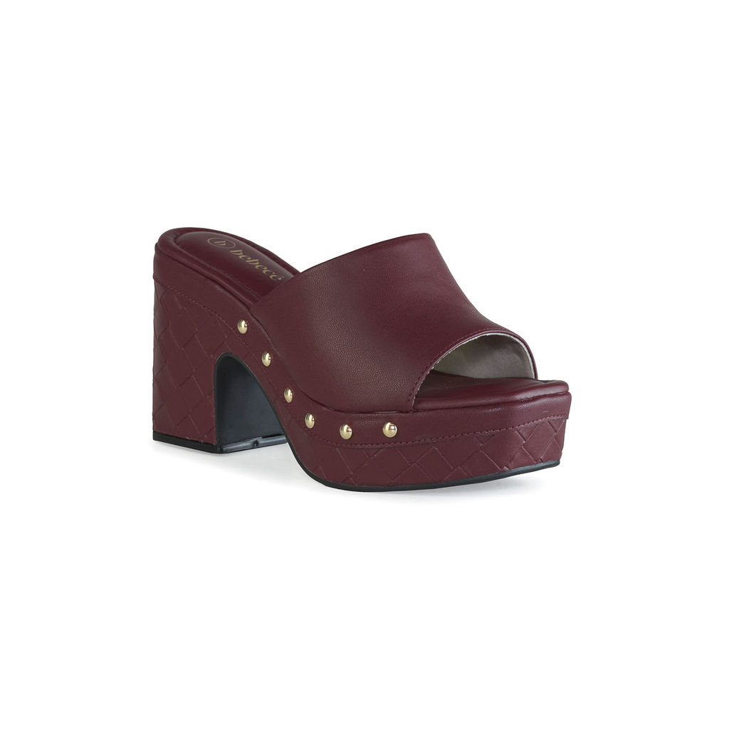 Detalhes do Tamanco Bebecê Clog Com Tachas