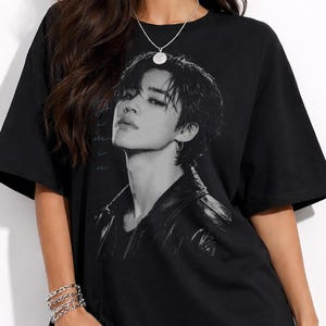 Camiseta Masculina Feminina Oversized Estampa BTS Jimin Foto Preto e Branco Kpop T-shirt Streetwear