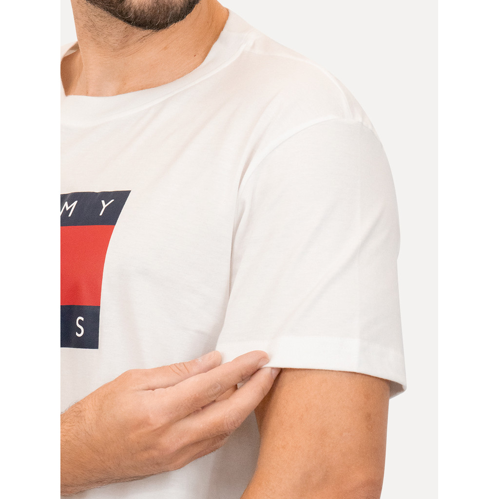 Camiseta Tommy Jeans Original Masculina Regular Skate Flag Branca — imagem 2 de 2