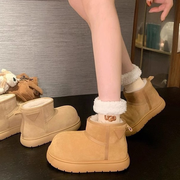 Botas de Neve Curtas de Couro para Mulheres com Logotipo Triangular, Sola Grossa Quente, Antiderrapante, Forradas