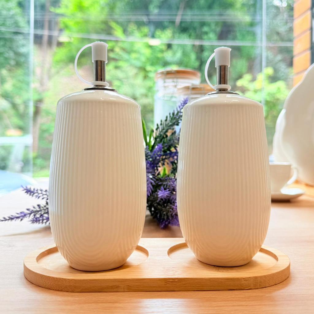 Conj Galheteiro Porta Azeite e Vinagre De Ceramica Branco com Base de Bambu