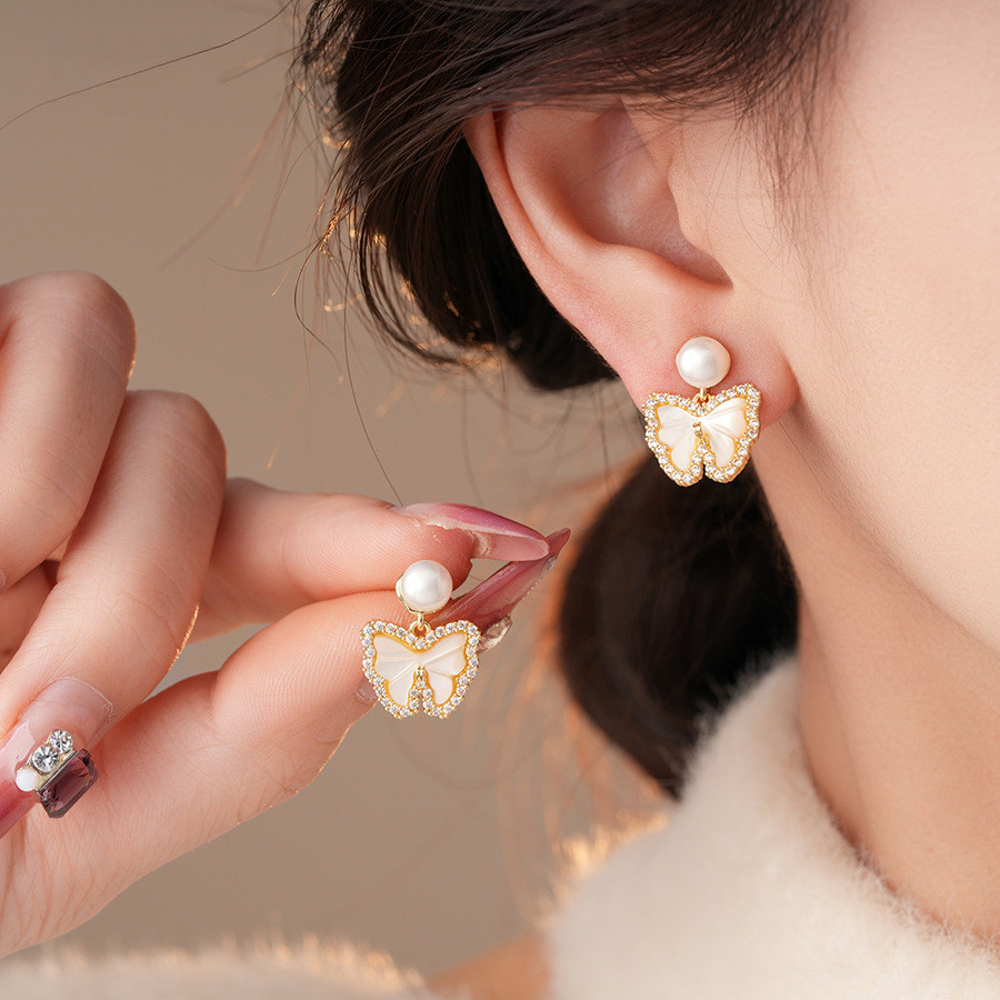 [Estoque pronto] 14k banhado a ouro Real agulha de prata zircão madrepérola borboleta pérola brincos leves de luxo brinc