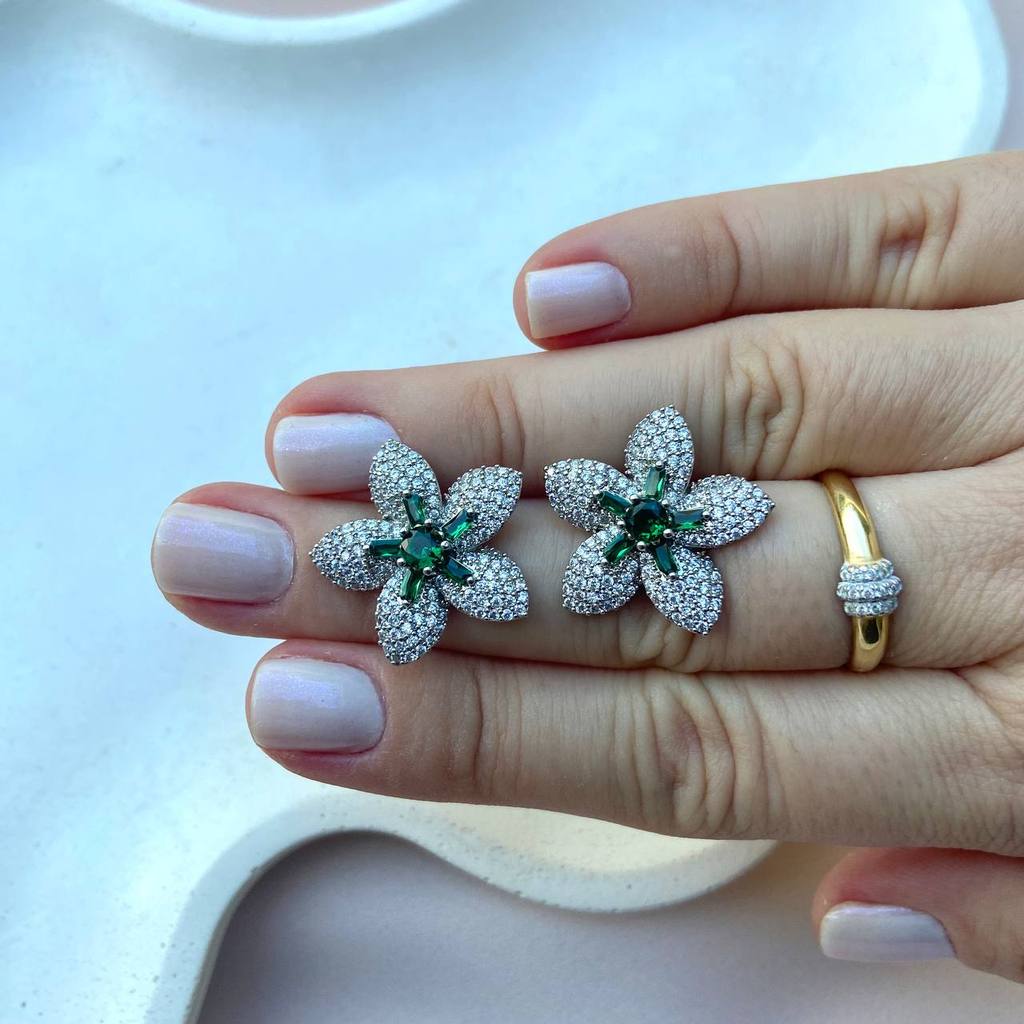Bijuteria premium -  Brinco Flor em ródio todo cravejado e com navetes cor verde esmeralda