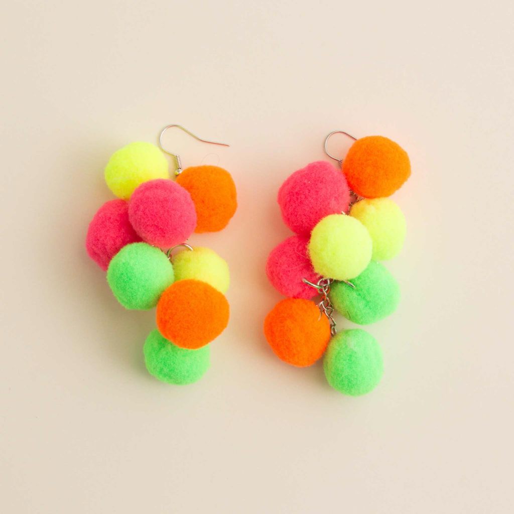 Brinco Carnaval Pompons Cores Neon  - em Oferta na Shopee