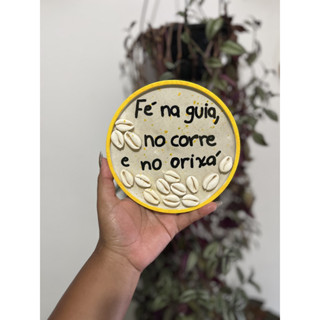 Quadrinho Redondo Decorativo "Fé na Guia, no Corre e no Orixá" - Arte Artesanal feita à mão para Parede (16x16 cm) em Oferta na Shopee