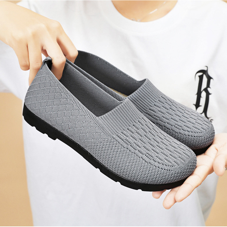 Novos sapatos femininos velhos sapatos de pano de pequim tamanho grande sapatos casuais de meia-idade sapatos de mãe ido