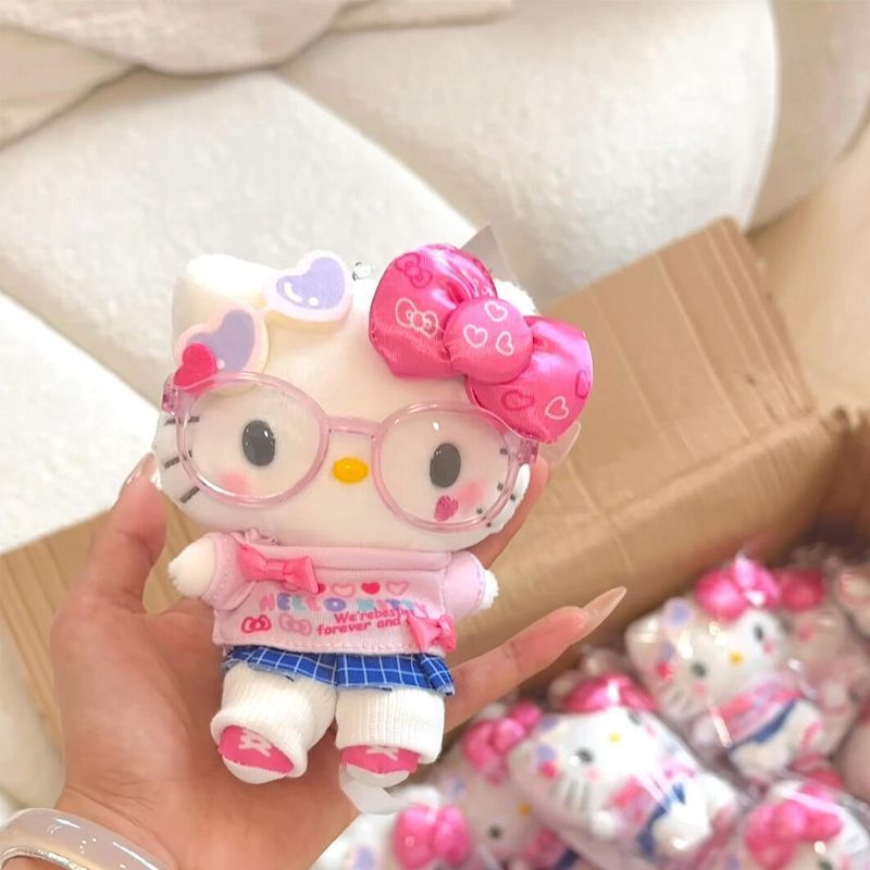 Chaveiro de pelúcia da Hello Kitty, um acessório fofo para bolsas e chaves.