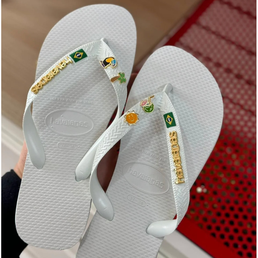 Chinelo Havaianas Brasil Personalizado + Placa Dourado + Pin Sol e Água de Coco Praia Piscina Sandalia havaiana Top