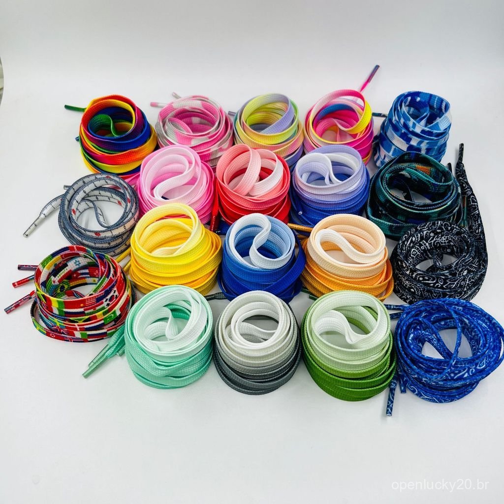 Tênis brancos com gradiente colorido e padrão de arco-íris plano de dupla camada estampado, com cadarços de cores vibran