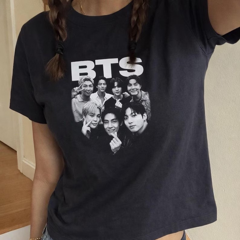 Camiseta Masculina Feminina Oversized Estampa BTS Grupo Kpop Foto Preto e Branco | T-shirt Streetwear Vintage Unissex