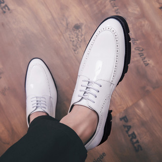Sapatos de couro branco masculino couro envernizado sapatos de casamento de sola grossa versão coreana aumento interno b