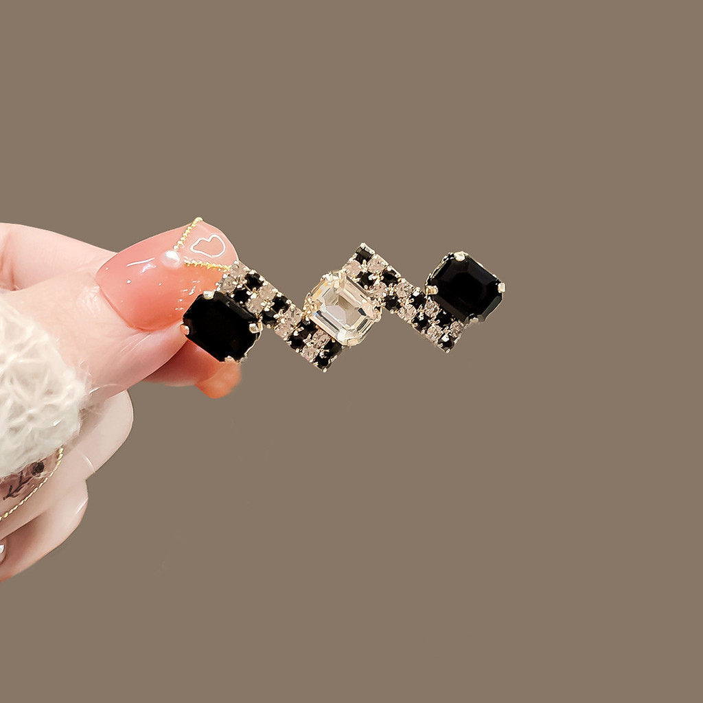 Broche xadrez preto e branco adequado para acessórios de moda feminina para ternos, casamentos e presentes, presentes de