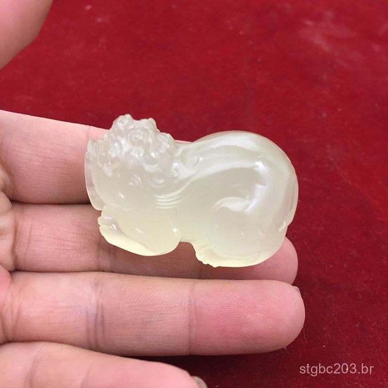 Fabricante vende esculturas de jade verde e branco afegãs, pingentes de jade Pixiu e ornamentos de jade.