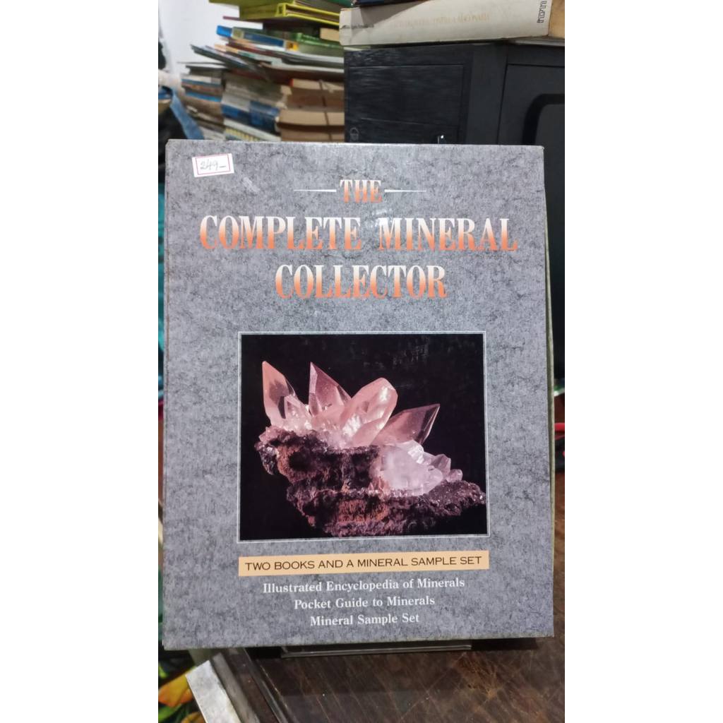 The Complete Mineral Collector - Two Books and a Mineral Sample Set de Andrew Clark 7965058