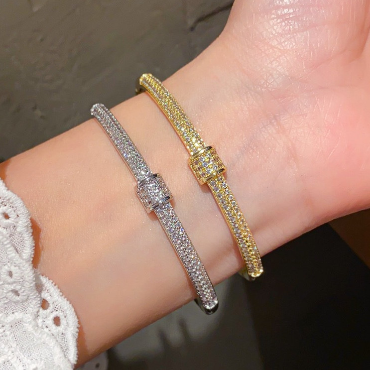 Pulseira feminina circular em prata 925, cravejada com zircônias cúbicas e banhada a ouro 18 K
